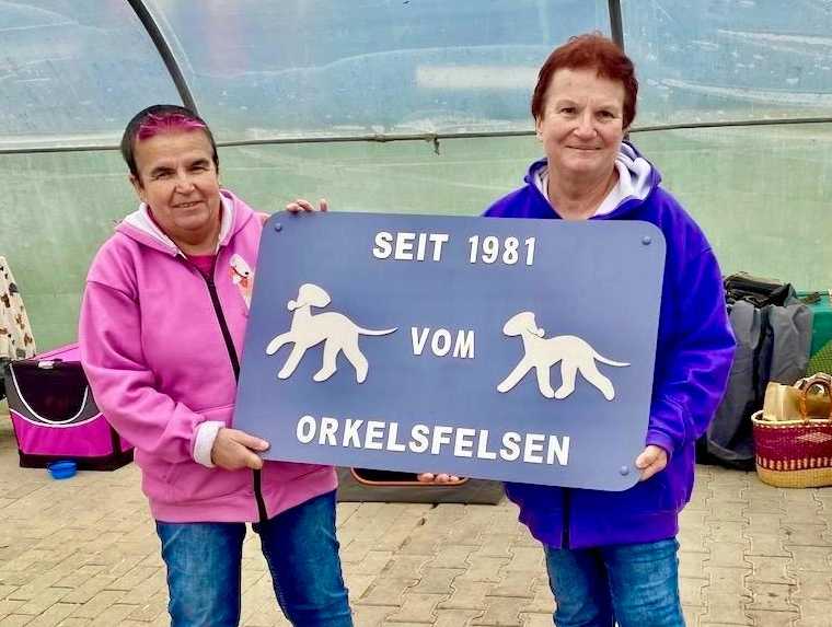 Edith Schneider und Linda Sander mit dem Orkelsfelsen-Schild